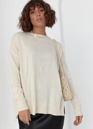 Вязаный женский джемпер с удлиненной спинкой, цвет: бежевый