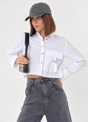 Укороченная женская рубашка с накладным карманом, цвет: белый