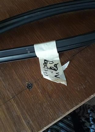 Ущільнювач переднього лев скла toyota corolla 150 68151-12260