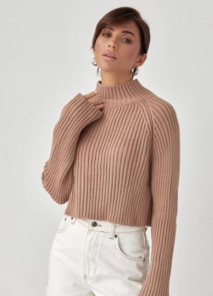 Короткий вязаный свитер в рубчик с рукавами-регланами, цвет: светло-коричневый8 фото