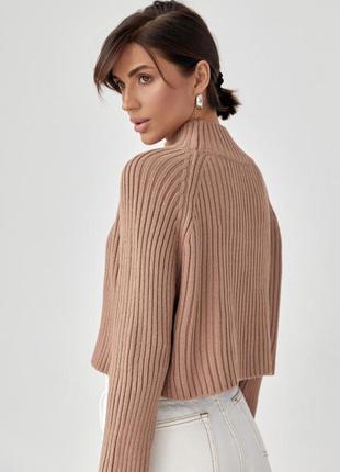 Короткий вязаный свитер в рубчик с рукавами-регланами, цвет: светло-коричневый2 фото