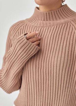 Короткий вязаный свитер в рубчик с рукавами-регланами, цвет: светло-коричневый4 фото