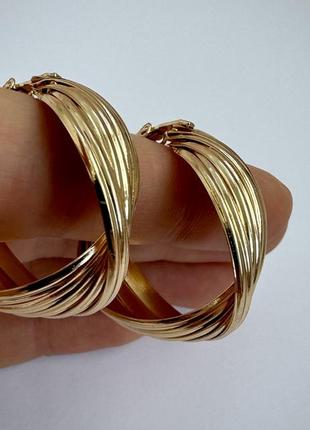 Широкие витые сережки-кольца металические золотистые7 фото
