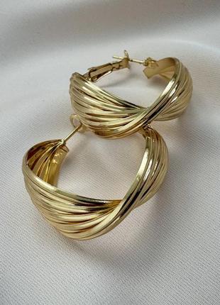 Широкие витые сережки-кольца металические золотистые2 фото
