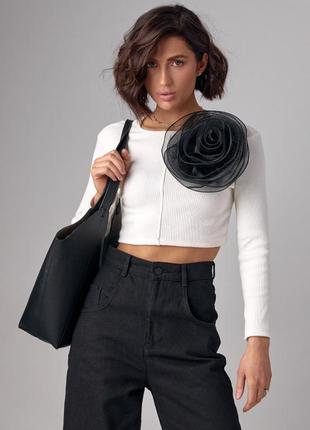 Короткий джемпер в рубчик с объемным цветком, цвет: черный