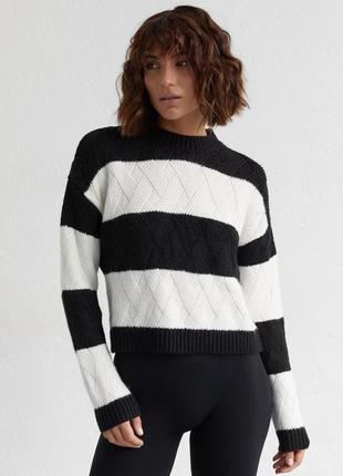 Женский вязаный джемпер в широкую полоску, цвет: черный