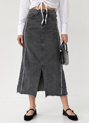 Джинсовая юбка миди с разрезом и бахромой, цвет: темно-серый