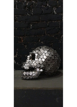 Скульптура череп з металу монет. сталевий череп з монет4 фото
