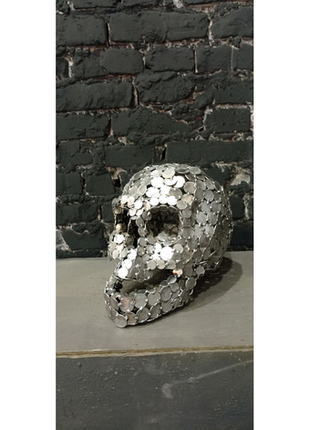 Скульптура череп з металу монет. сталевий череп з монет10 фото