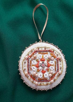 Вишита ялинкова прикраса