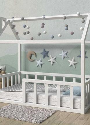 Дитяче ліжечко будиночок із масиву з бортиками без ніжок класік