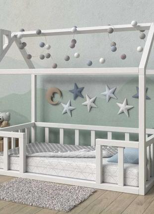 Дерев'яне дитяче ліжко будиночок з масиву з бортиками серія кл...