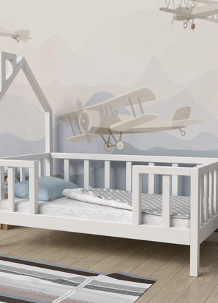 Дитяче ліжко з підголів’ям будиночком і бортиками із масиву150х901 фото