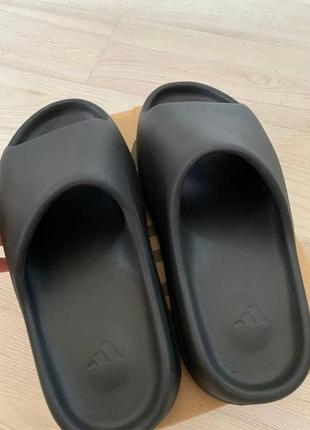 Тапки adidas yeezy slide onyx3 фото