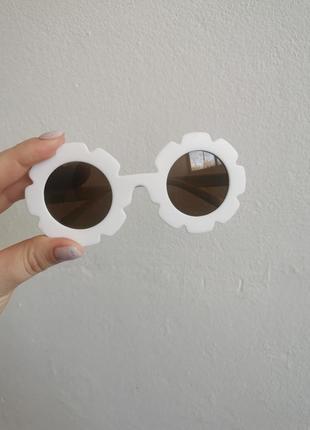 Дитячі сонячні окуляри квіточкою модні білі2 фото