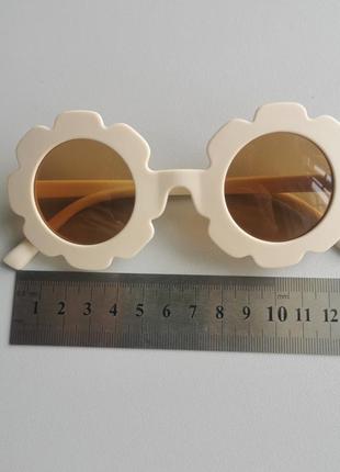 Дитячі сонячні окуляри квіточкою модні білі4 фото
