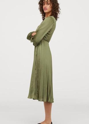 Шелковое миди платье плиссе на запах оливковое нарядное платье плиссированное на запах h&m3 фото