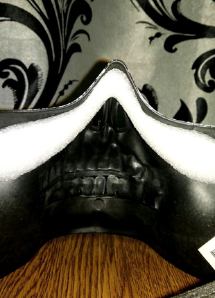Сіра карнавальна маска; череп3 фото