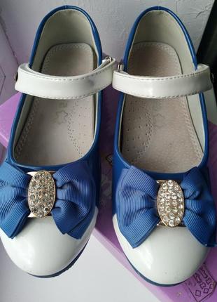 Туфли для девочки нарядные лакированные голубые белые