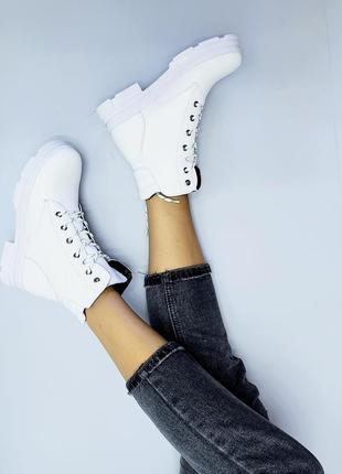 Белые кожаные ботинки