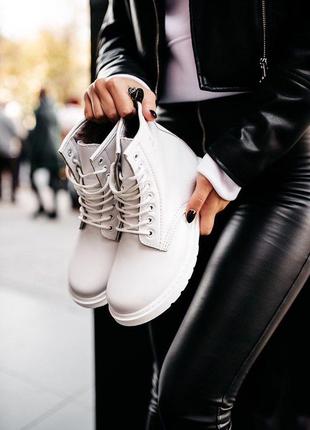 Жіночі білі зимні ботинки мартінси зима з хутром, dr martens 1460 white