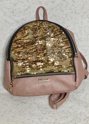 Стильный рюкзачок с пайками