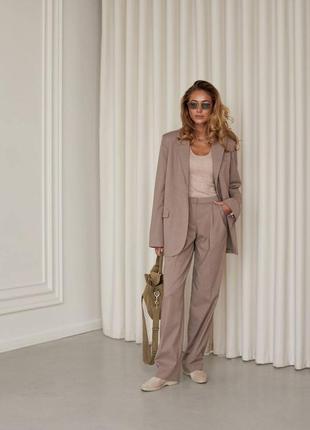 Брючный костюм брюки свободного покроя пиджак на подкладке с пуговицей