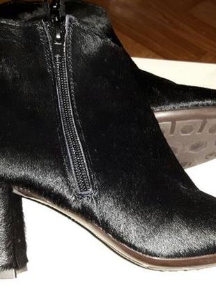 Ботинки из меха пони.