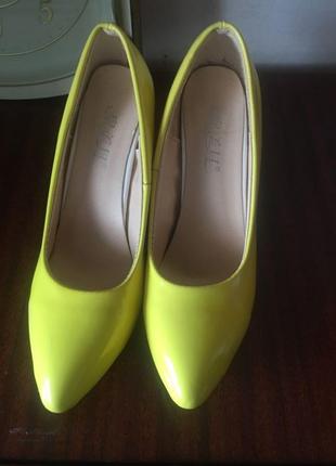 Імпортні туфлі лимонного кольору1 фото