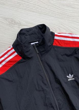 Крута куртка вітрівка adidas originals w woven windbreaker jacket black/red4 фото