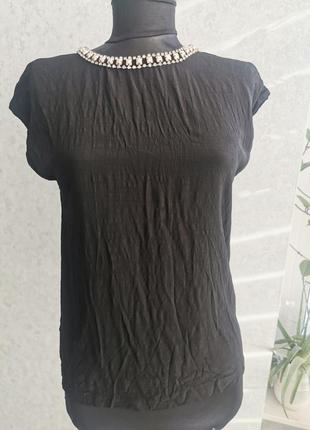 Блуза з красивим оздобленням