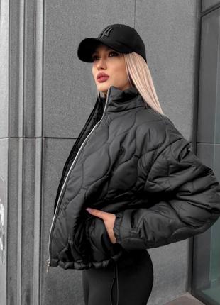 Женская стеганая курточка со стойкой, качественная фурнитура, с карманами на молнии5 фото