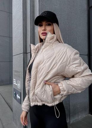 Женская стеганая курточка со стойкой, качественная фурнитура, с карманами на молнии3 фото
