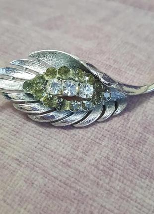 Очень красивая брошь, серебряного цвета!
с камнями! листочек!