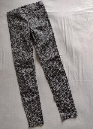 Брюки 130623/h&m брюки джегінси штани з накладними кишенямм ззаду на гумці у горох4 фото
