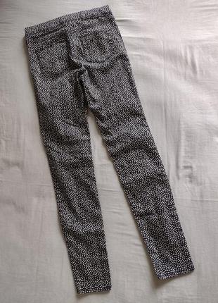 Брюки 130623/h&m брюки джегінси штани з накладними кишенямм ззаду на гумці у горох5 фото
