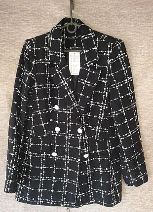 Чорний піджак з збілою клітинкою