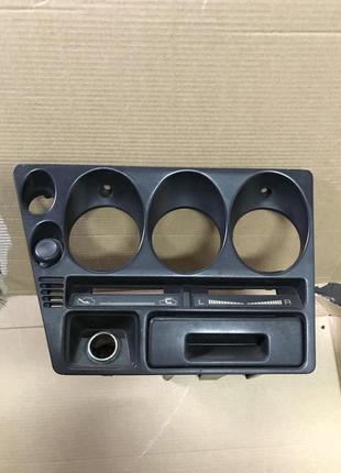 Центральна консоль (накладка) панелі для mitsubishi galant 1990 р.