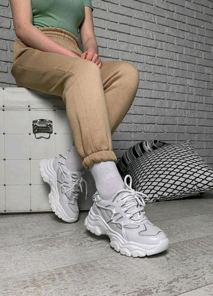 Рефлективні білі кросівки
жіночі1 фото