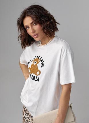 Трикотажна футболка з фактурним ведмежам і написом — молочний колір, m (є розміри)5 фото