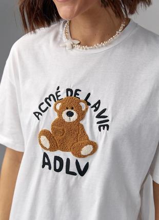 Трикотажная футболка с фактурным медвежонком и надписью - молочный цвет, m (есть размеры)4 фото