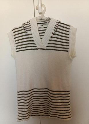 Трикотажная кофточка с капюшоном