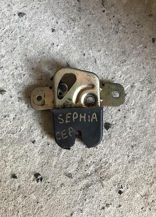 Замок багажника для kia sephia 1996 г.в. седан.