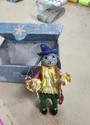 Новорічна іграшка "кролик у кораловому сюртуку в блакитному ларці" .