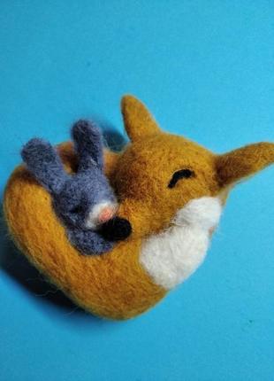 Брошка — сердечко "лисичка та зайчик" валяна з вовни.