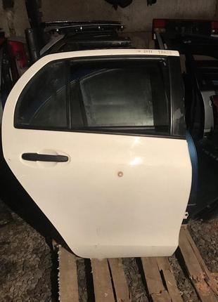 Дверь задняя правая для toyota yaris 2010 г.в