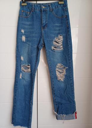 Прямые джинсы с разрезами дирки потертые