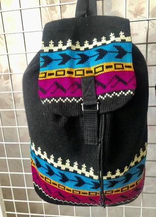 Вязаный рюкзак с шапкой -этнический орнамент чёрный с малиновым и синим3 фото