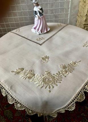 Бежевая  скатерть с шелковой гладью и кружевом ручной работы