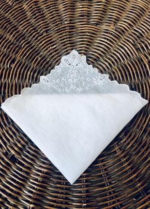 Свадебный батистовый платочек с вышивкой аппенцель -цветочный уголок9 фото